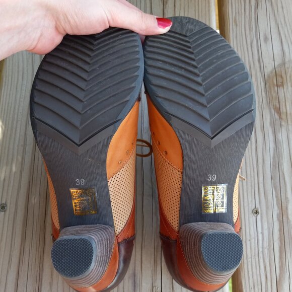 NWOT L'Artiste Vintage Inspired Leather Spectator Wingtip Short Heel Booties - Picture 7 of 10